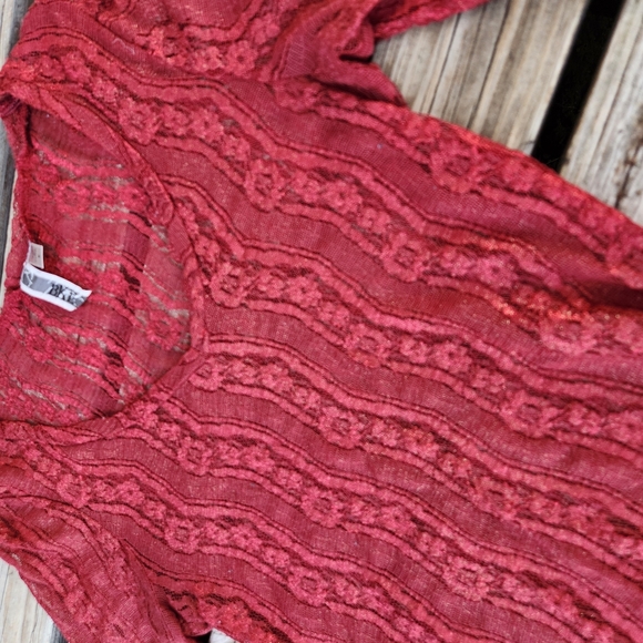 Bke Lace Shimmer Sheer Top V-Neck Red Gold Small Holiday Fitted Christmas - Picture 2 of 3